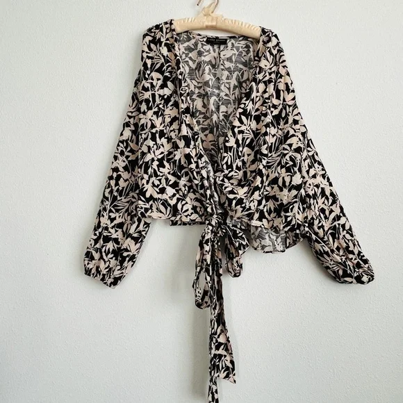 Lane Bryant Classic Crop Long-Sleeve Full Wrap Top in Maya Floral Size 28 - Picture 6 of 7